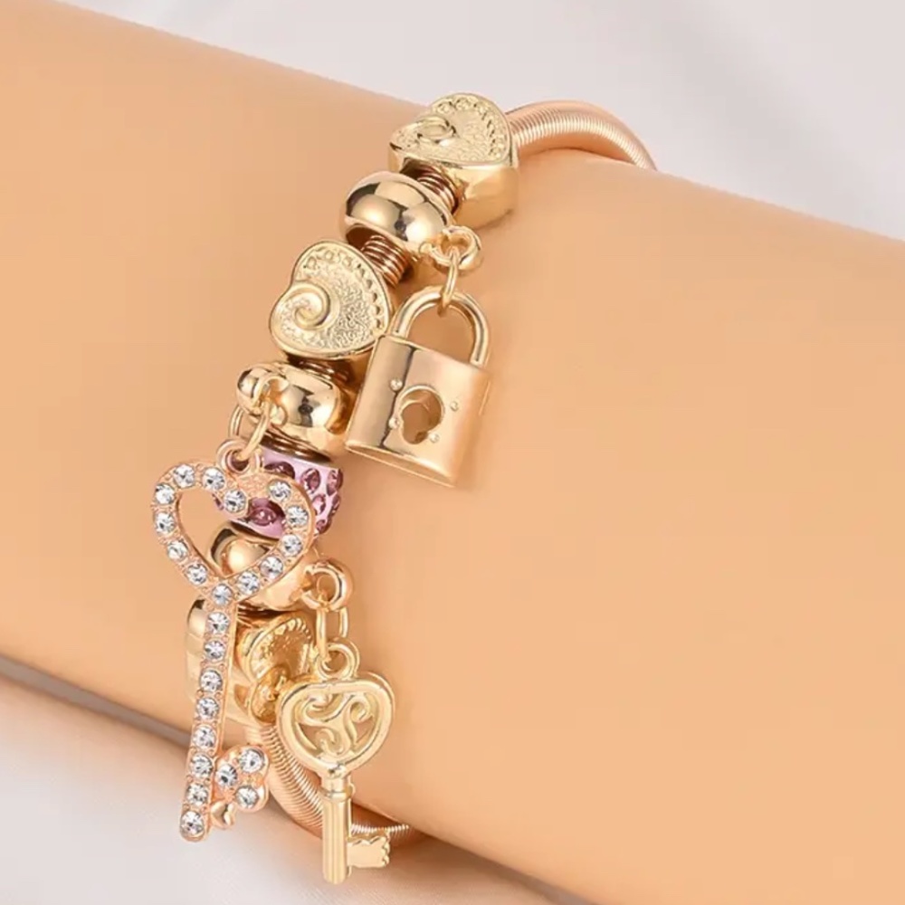Golden Bracelet, Key Lock And Heart-Shaped Faux Diamond Pendant - Picture 5 of 6